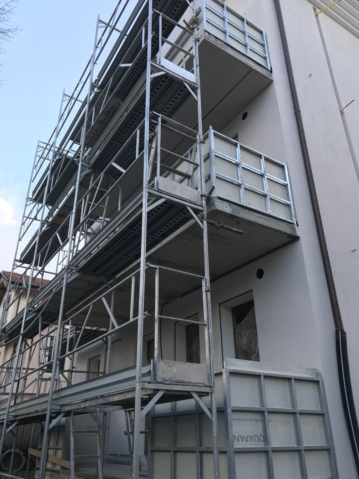 salone di bellezza con parete imbiancata