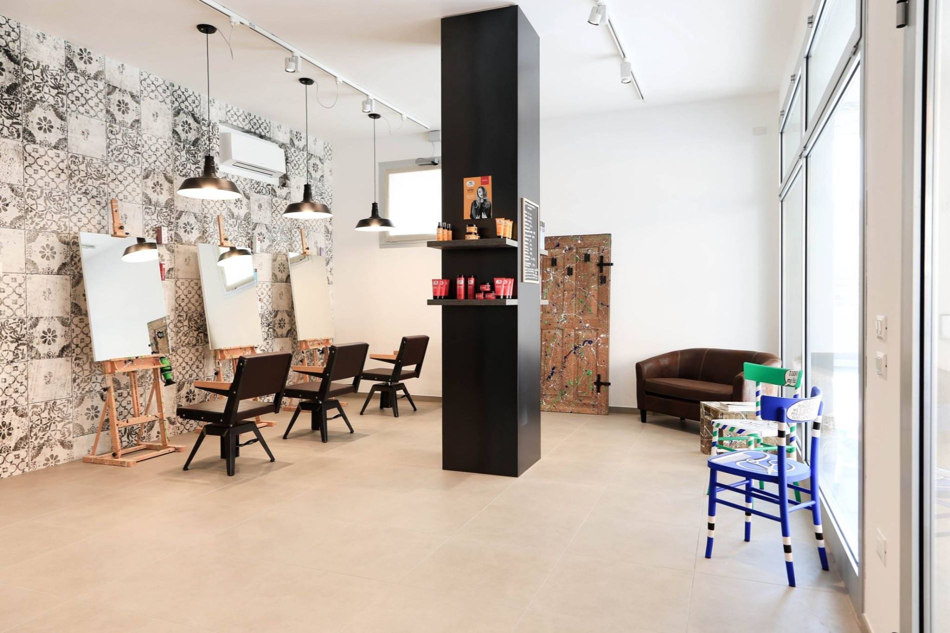 salone di bellezza con parete imbiancata