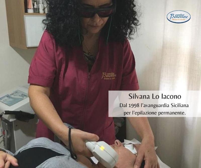 Persona sottoposta a trattamento di epilazione laser sulla schiena, sdraiata su un lettino da massaggio.