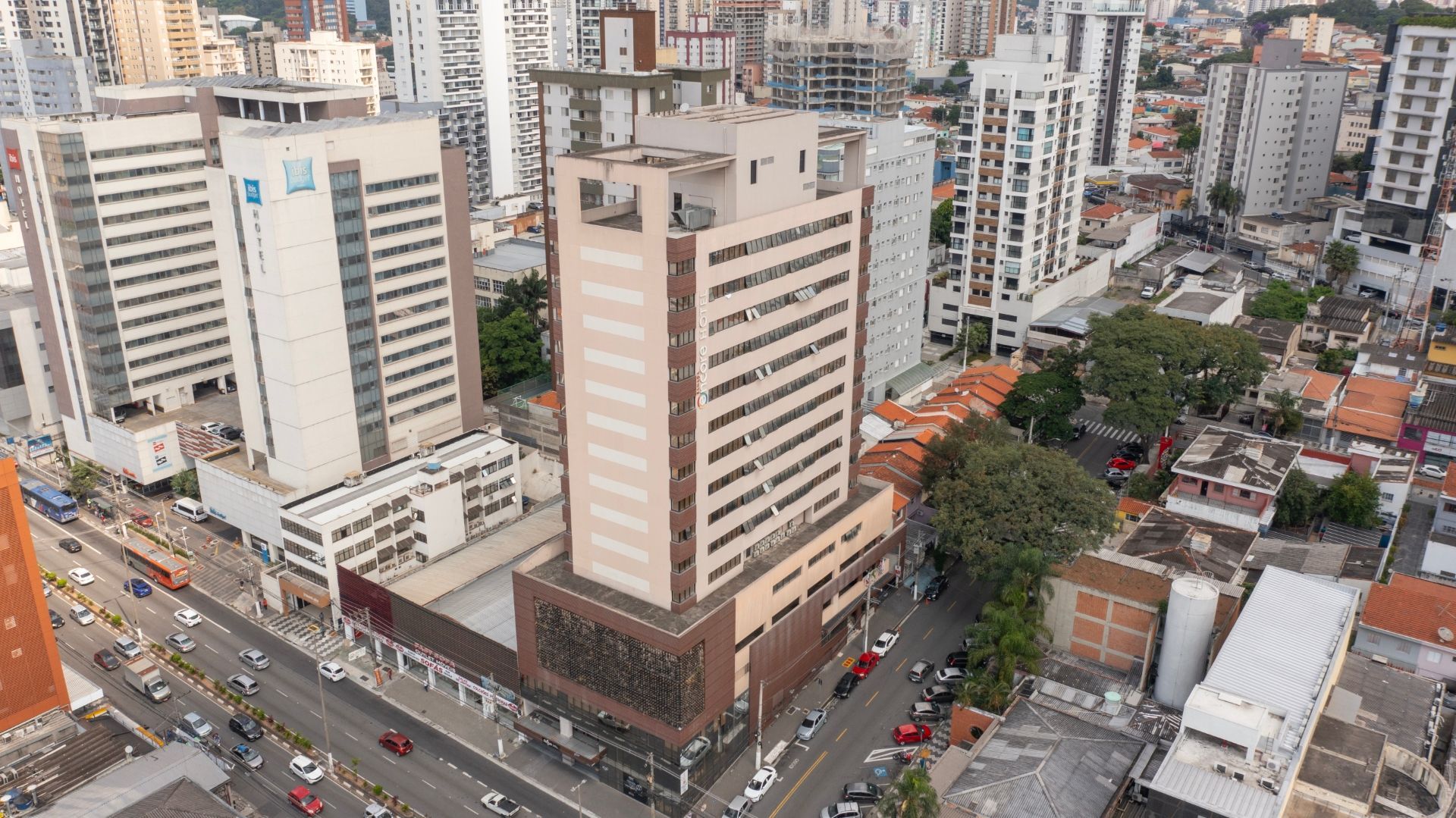 Uma vista aérea de uma cidade com um grande edifício no meio.