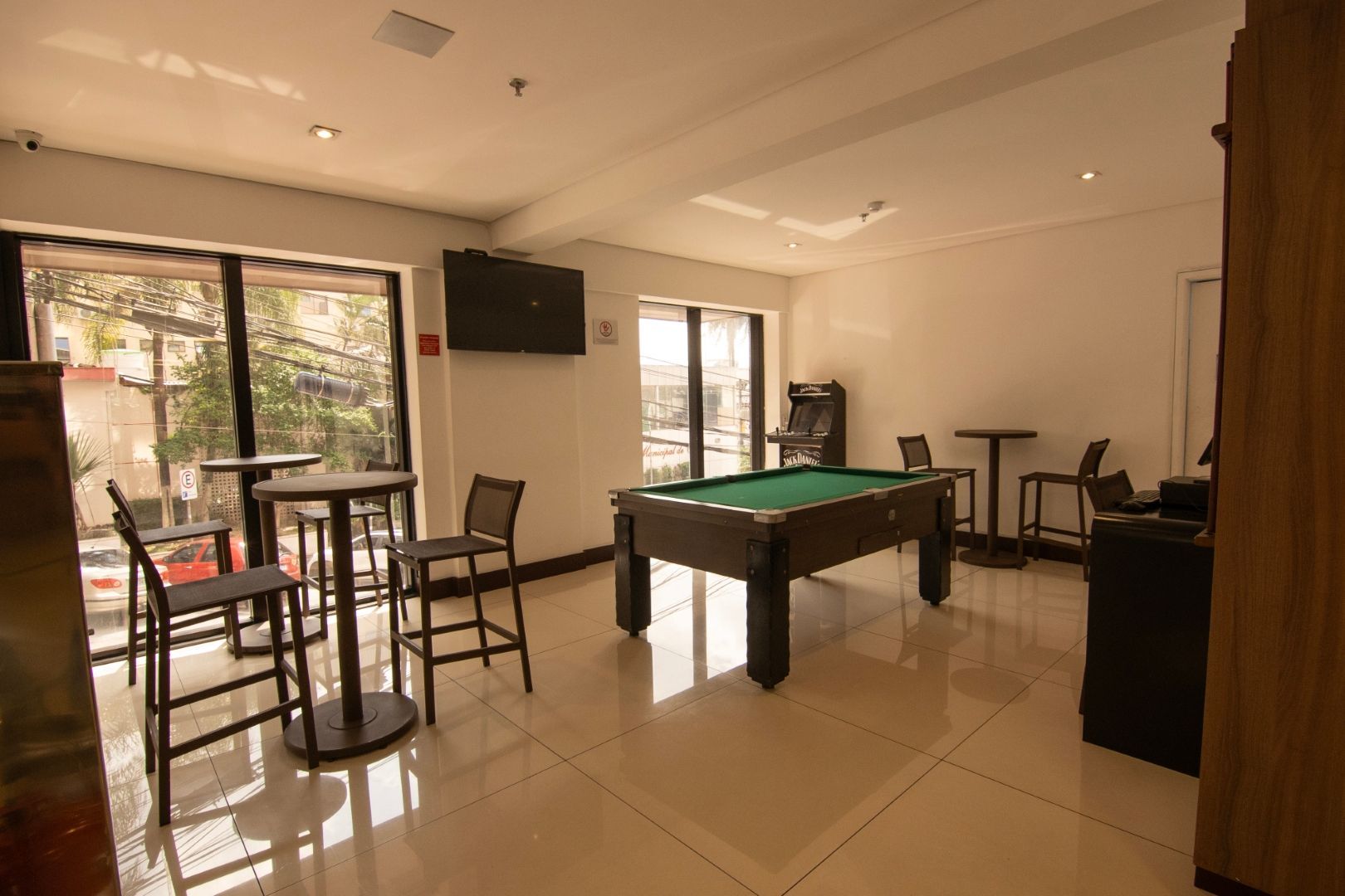 Há uma mesa de sinuca no meio da sala.