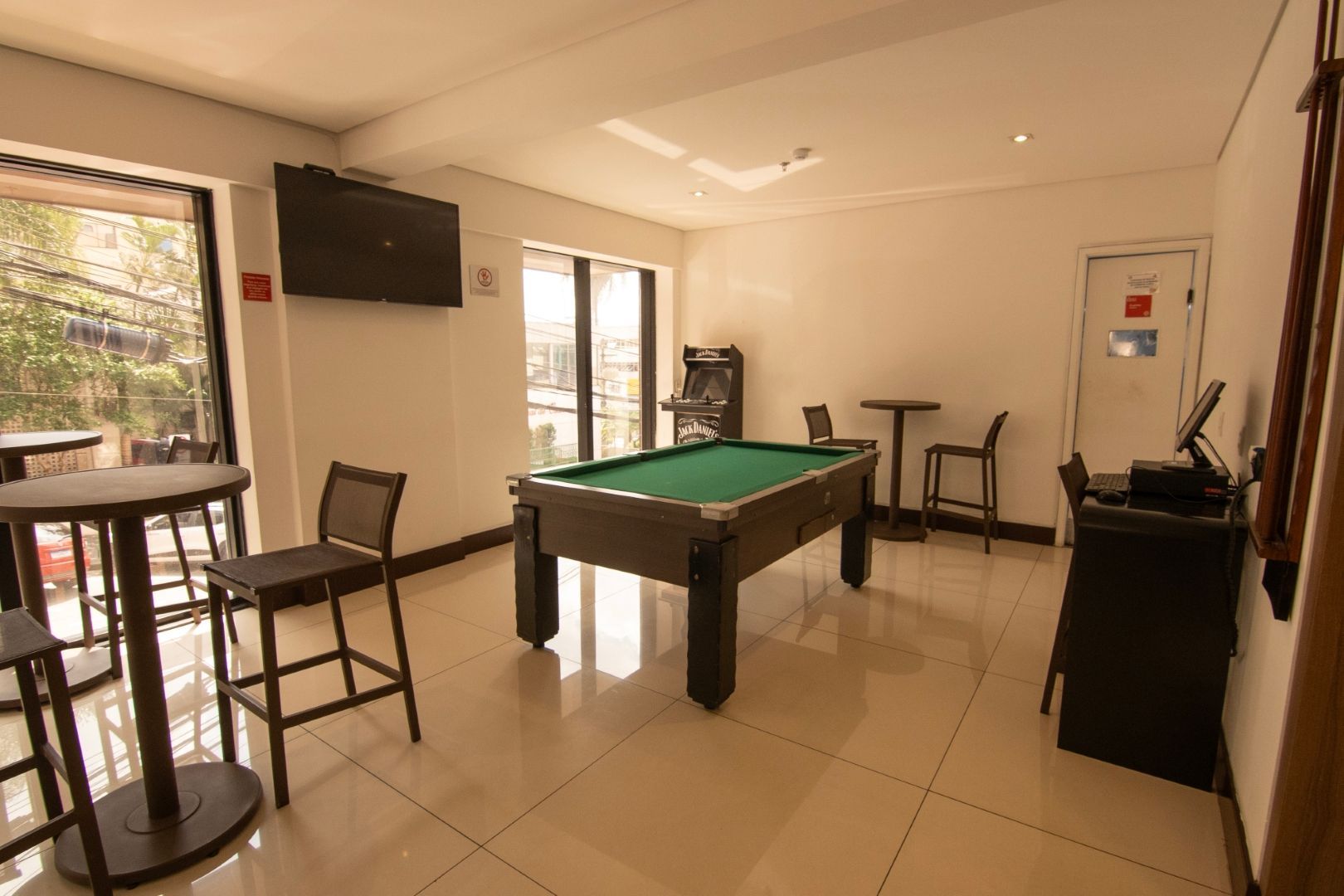 Há uma mesa de sinuca no meio da sala.