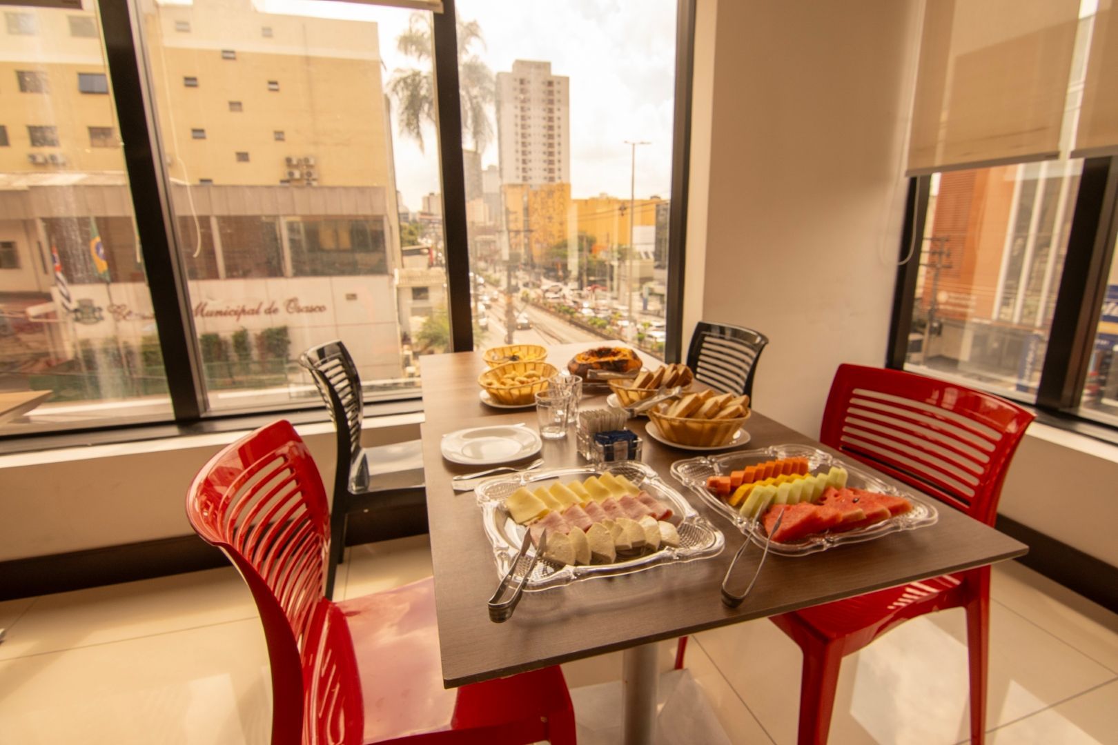 Uma mesa com pratos de comida em frente a uma janela.