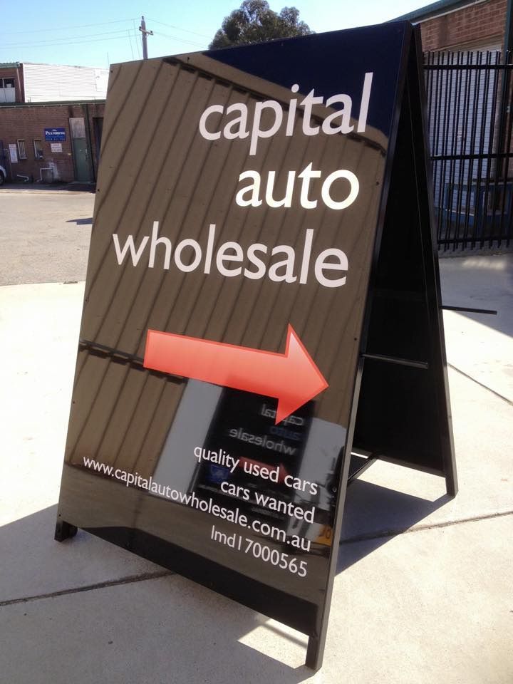 A Sign For Capital Auto Wholesale With An Arrow Pointing To The Right — Capital Signs in Goulburn, NSW