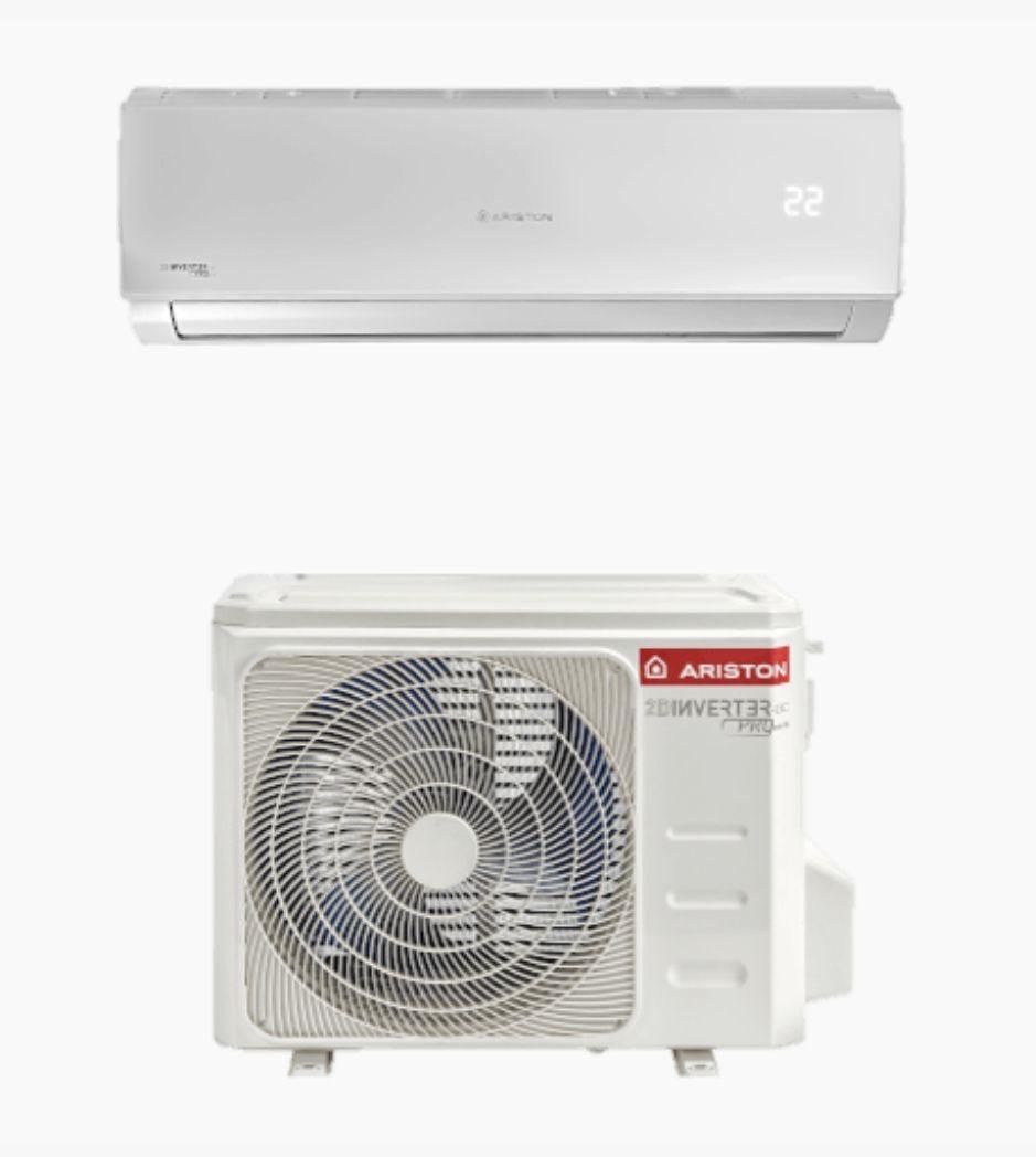 Condizionatore Ariston bianco con componente interno ed esterno, con visualizzazione della temperatura impostata.
