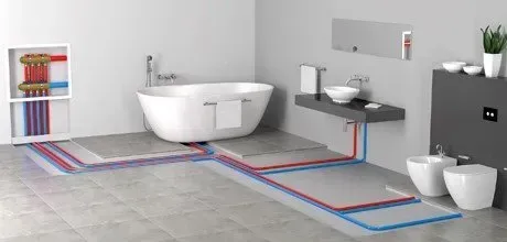 Bagno con riscaldamento a pavimento, impianto idraulico, vasca, lavandino, bidet e WC. Tubature rosse/blu.