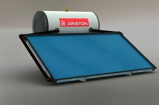 Scaldabagno solare con pannello solare blu e serbatoio di accumulo bianco con la scritta