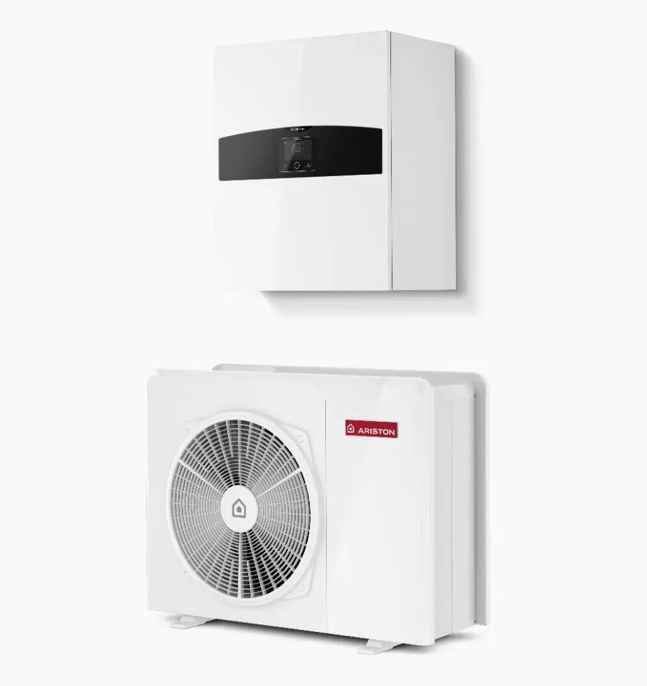 Sistema a pompa di calore bianca montato a parete. Include unità esterna con ventilatore e unità interna con pannello di controllo.