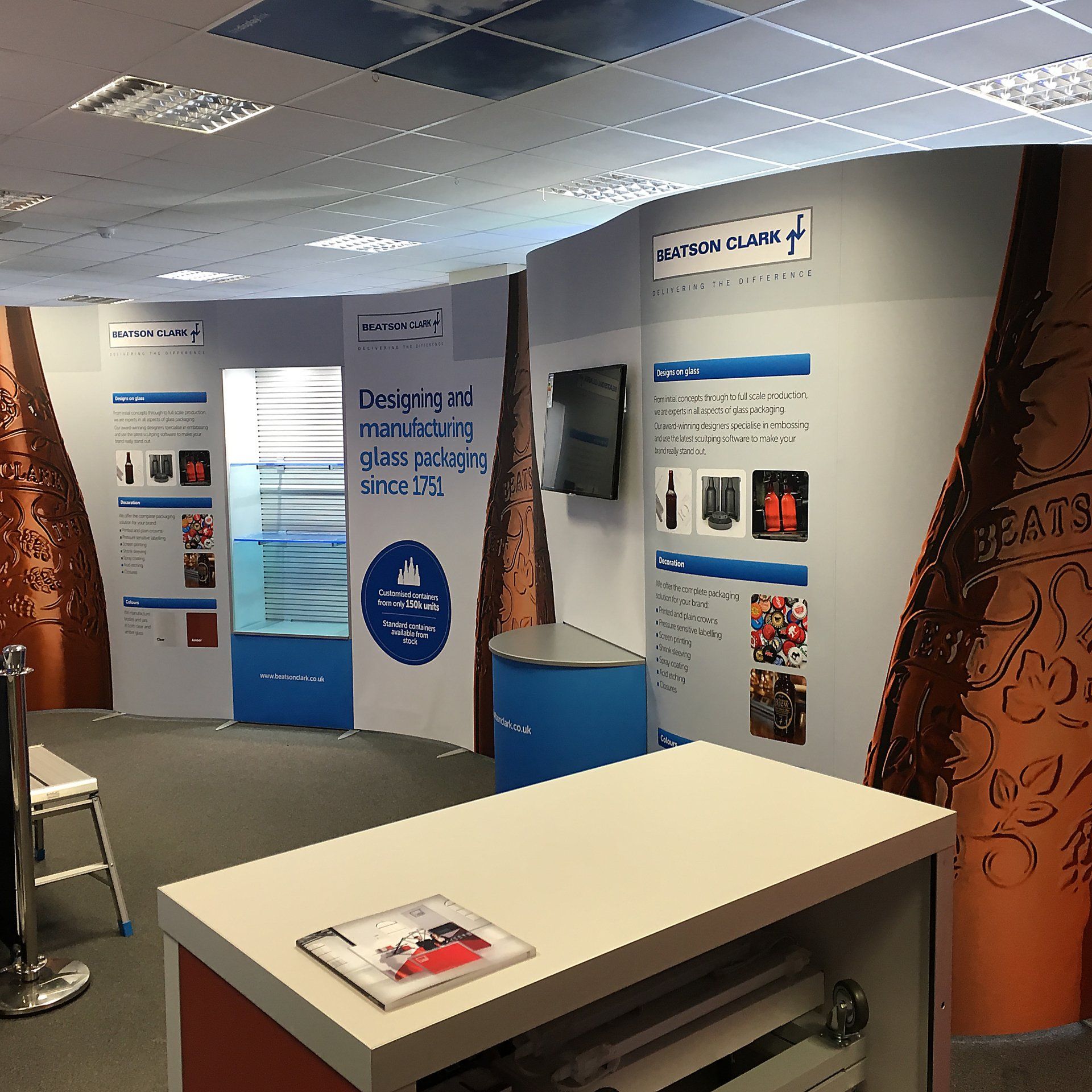 ISOframe Wave with slatwall