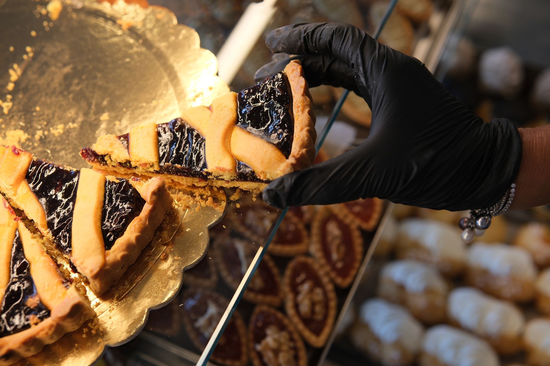 fetta di crostata ai frutti di bosco con crosta decorativa, esposizione di prodotti da forno.