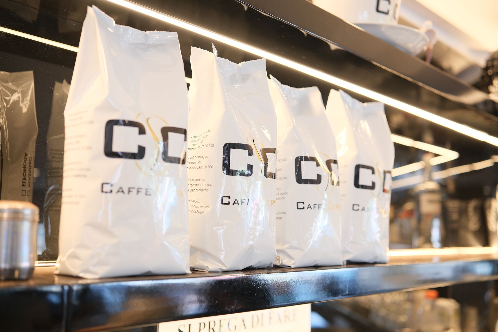 Cinque buste di caffè bianco con il logo 