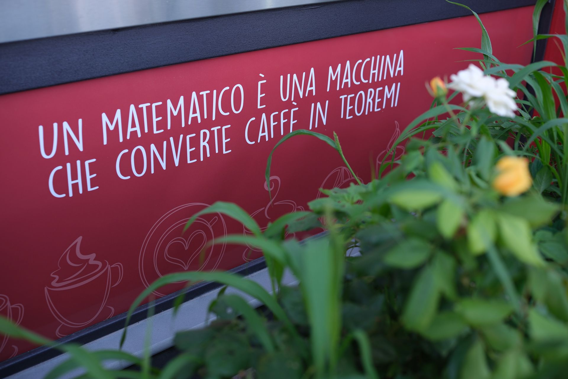 Cartello rosso con testo in italiano: 