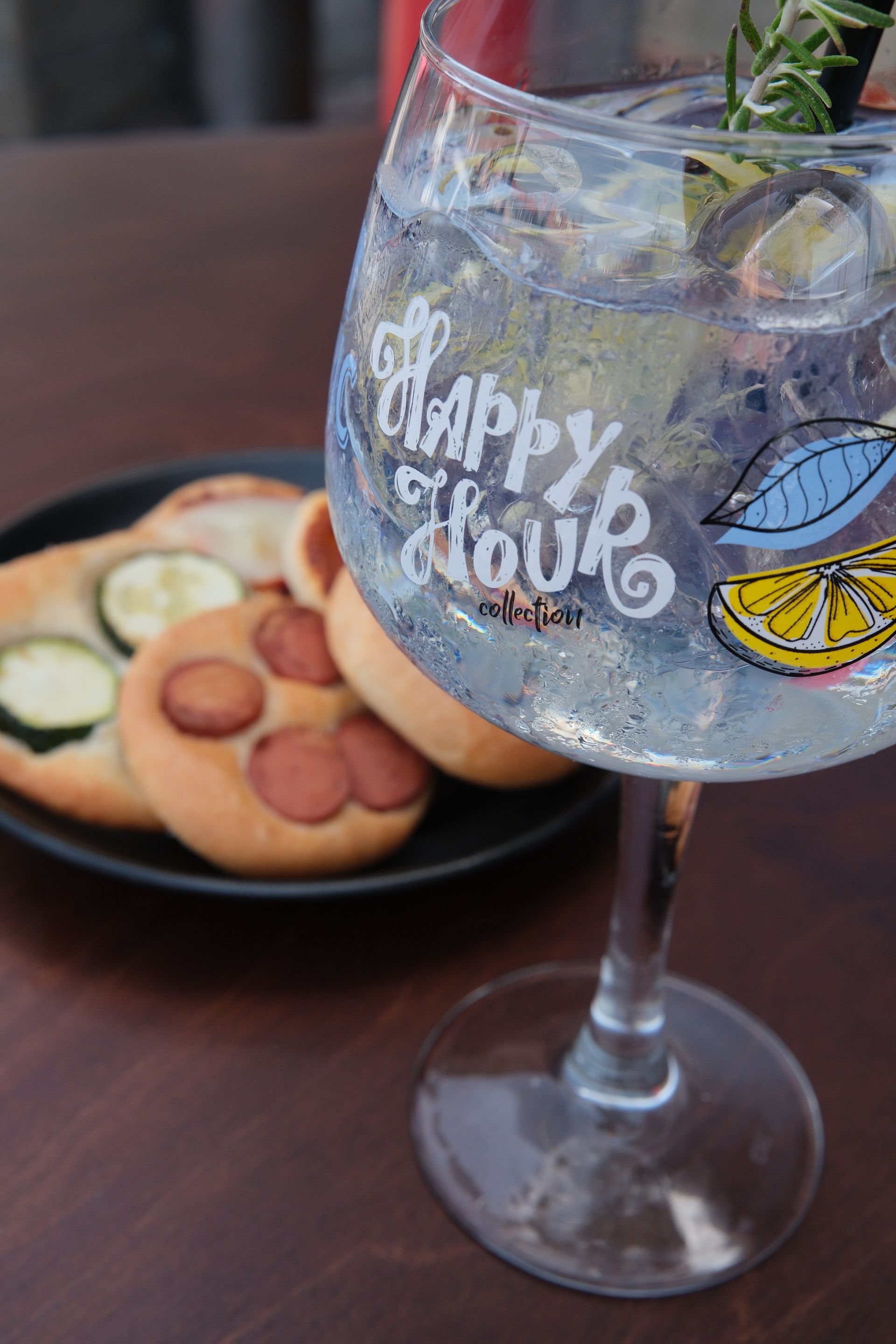 Cocktail al gin con la scritta 