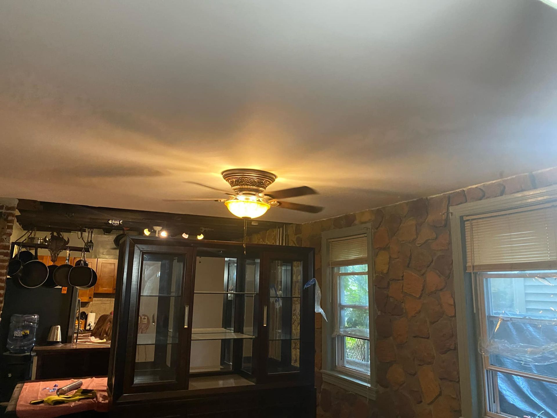 A ceiling fan is hanging from the ceiling of a living room.