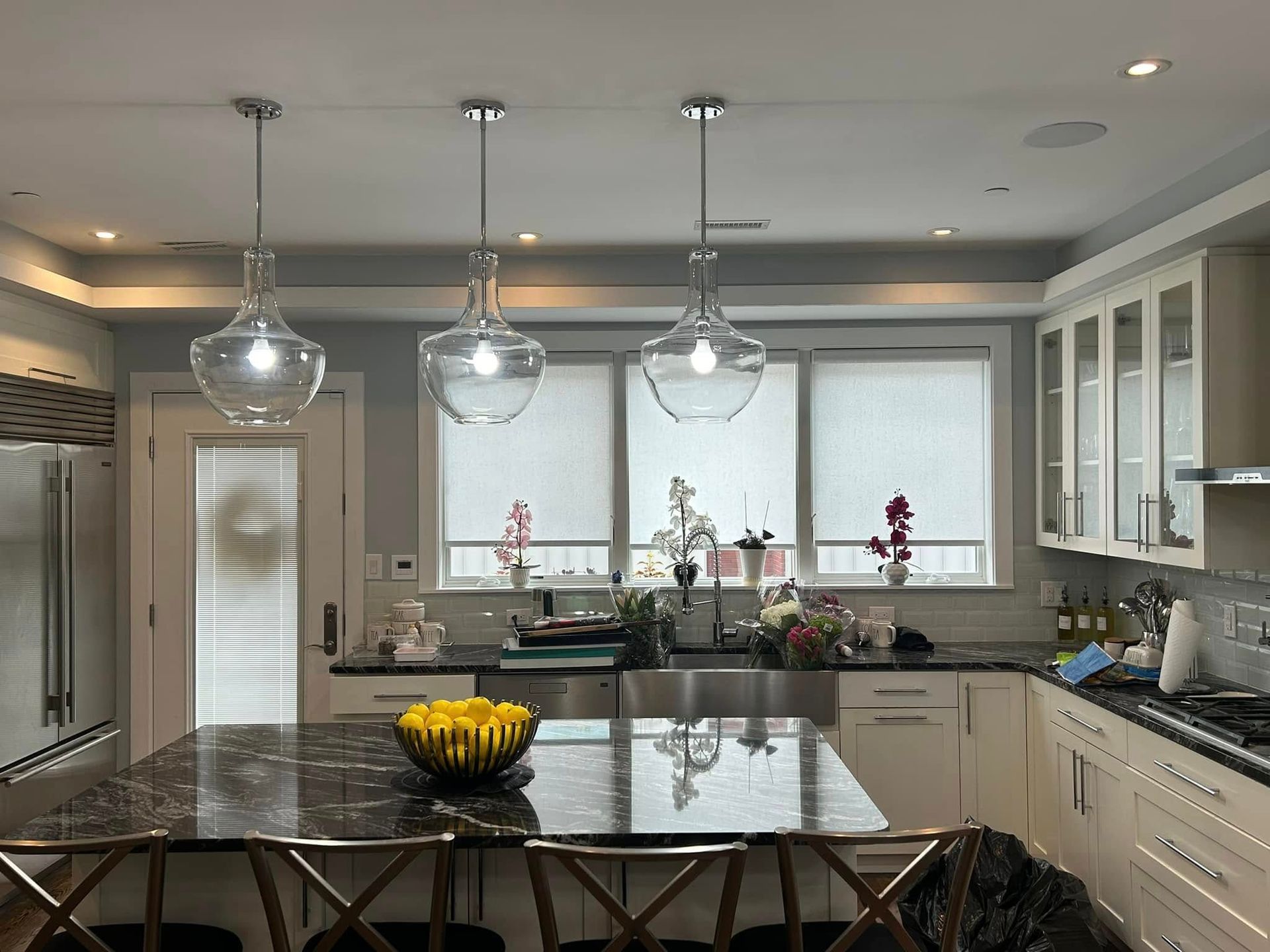 A kitchen with a large island and a bowl of lemons on the counter.
