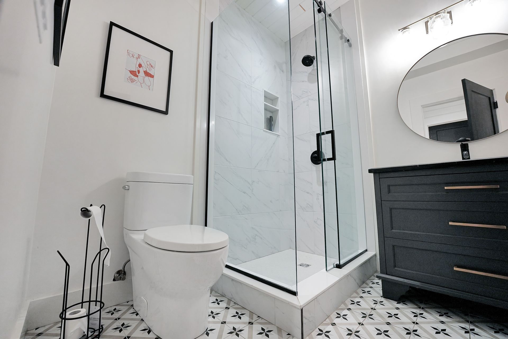 A bedroom with two bunk beds and lots of windows.