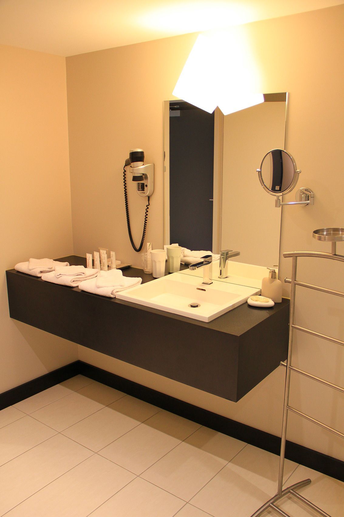 Salle de bain de la Chambre privilège Réglisse proposée à l'hôtel restaurant situé en Val de Loire