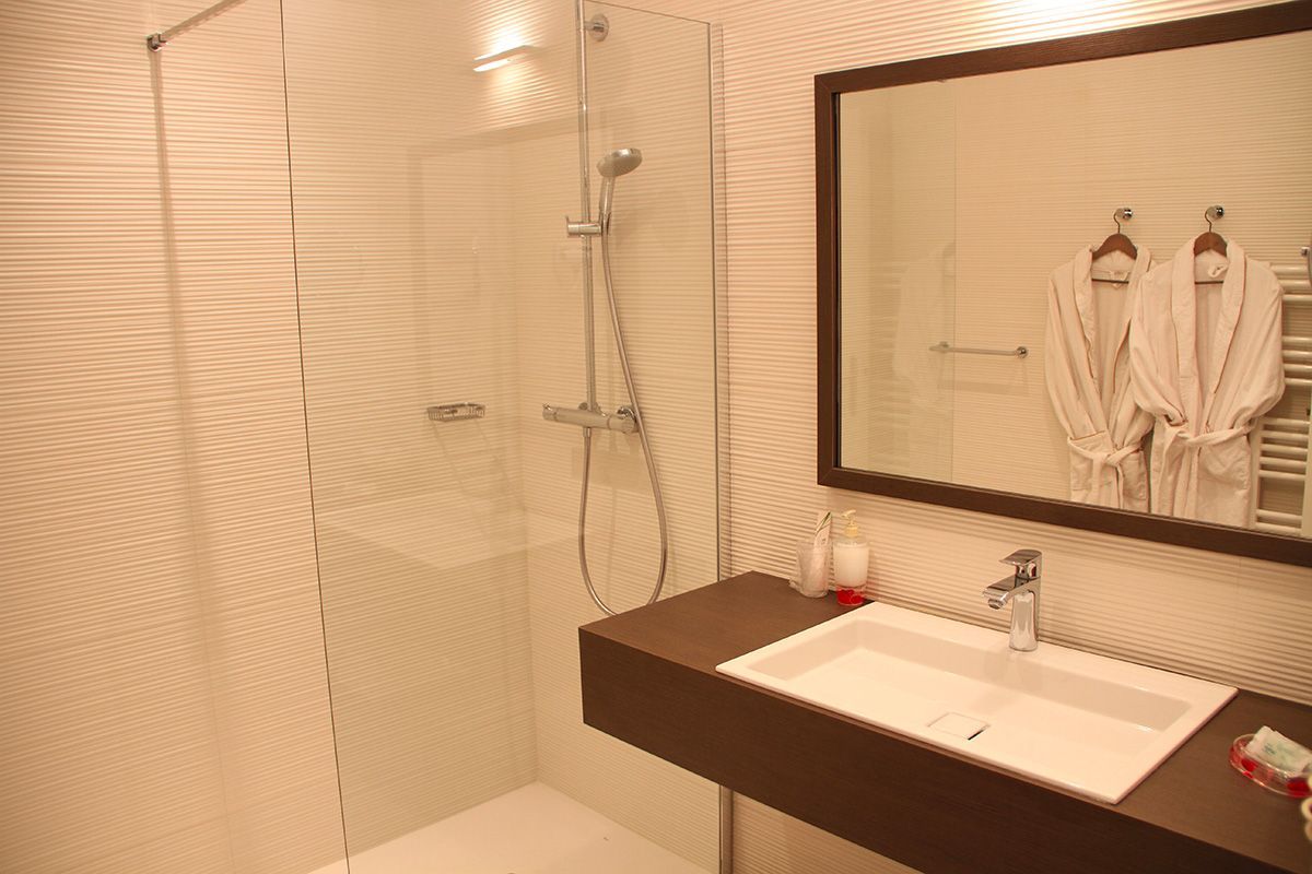 Salle de bain de la chambre rose proposée à l'hôtel restaurant situe en Val de Loire