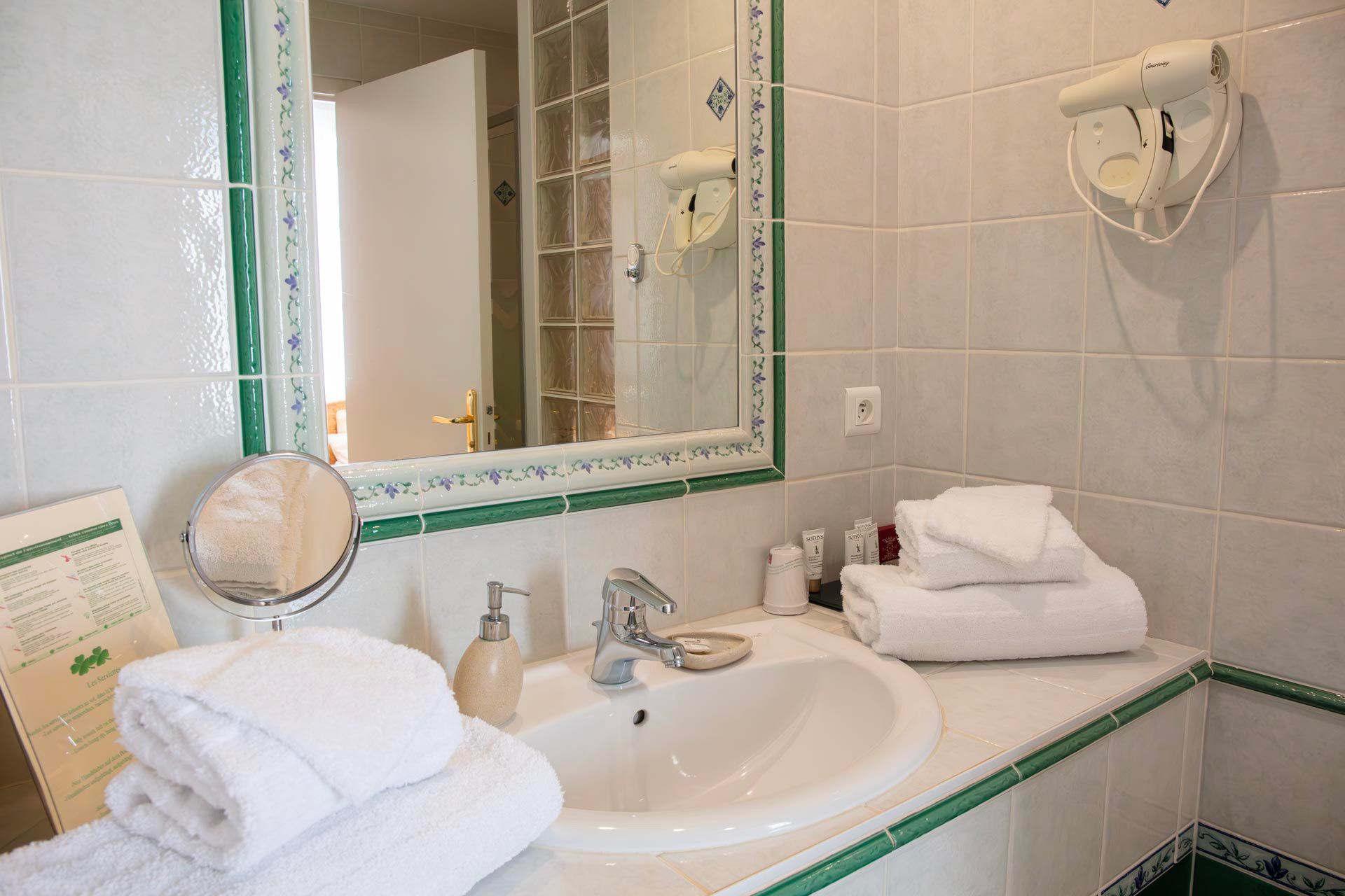 Salle de bain de la chambre Cannelle proposée à l'hôtel restaurant situe en Val de Loire