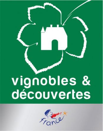 Un panneau vert qui dit vignobles & découvertes