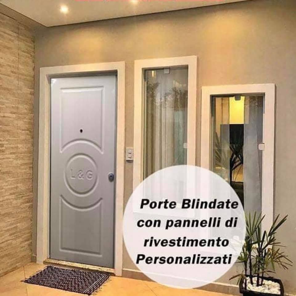 Porta blindata grigia con pannelli personalizzati; due vetri laterali. Testo sovrapposto: