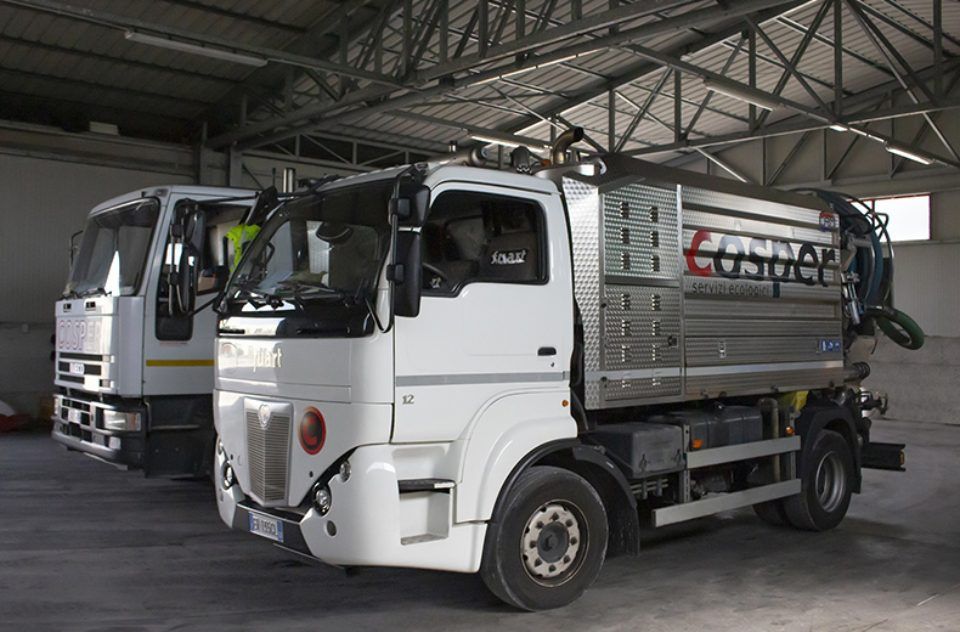 idrospurghi sono parcheggiati uno accanto all'altro in un magazzino.