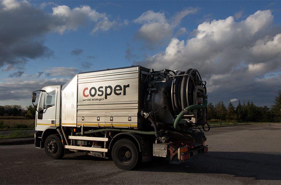 Un camion dell'aspirapolvere Cosper è parcheggiato in un parcheggio.
