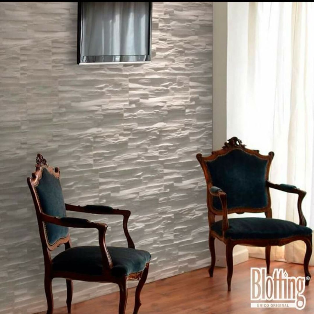 Dos sillas antiguas con asientos de terciopelo verde azulado en una habitación