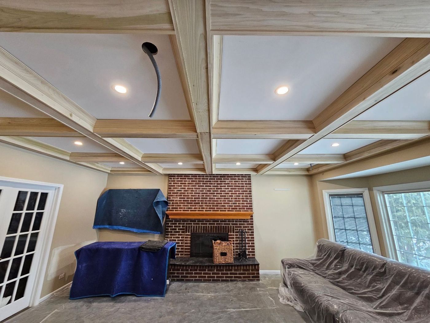 A living room with a fireplace and a couch in it