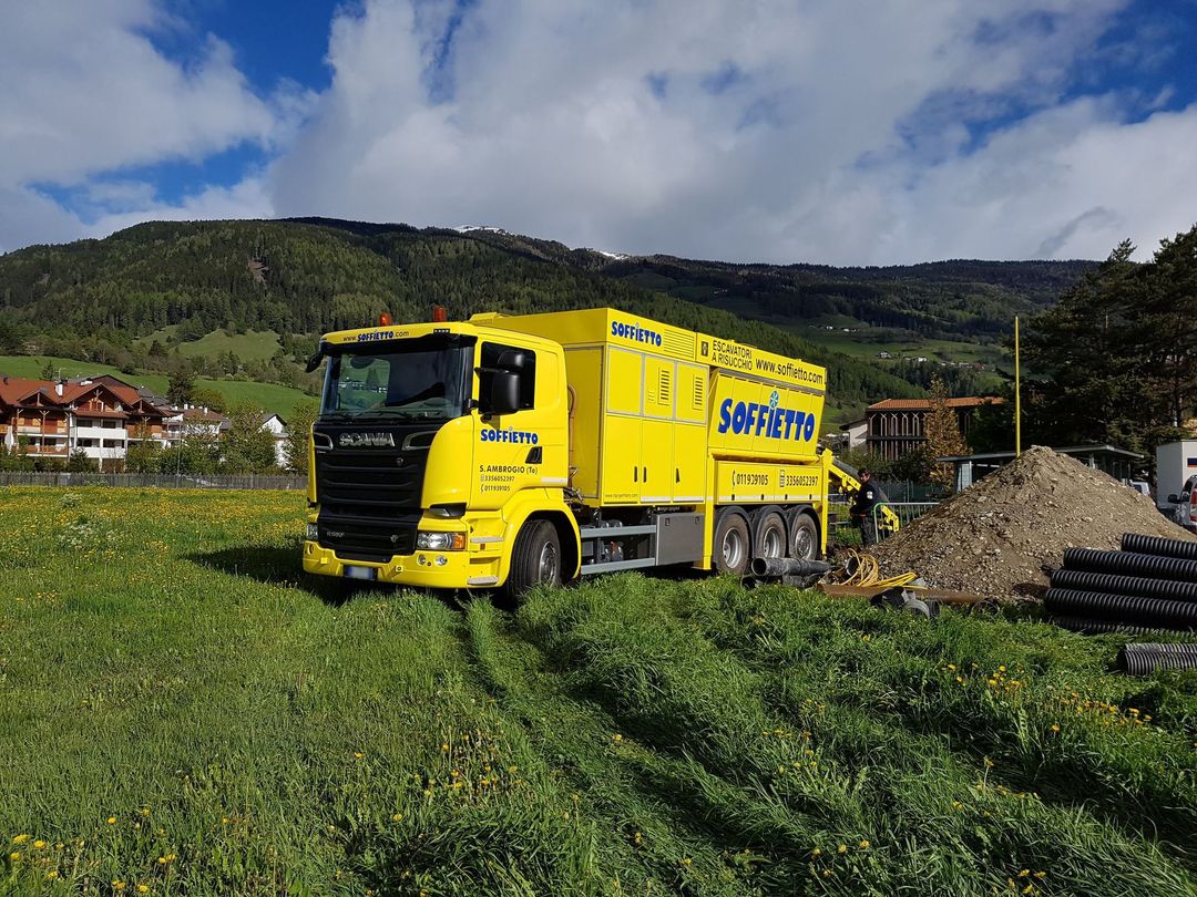 Un camion Scania giallo con la scritta 