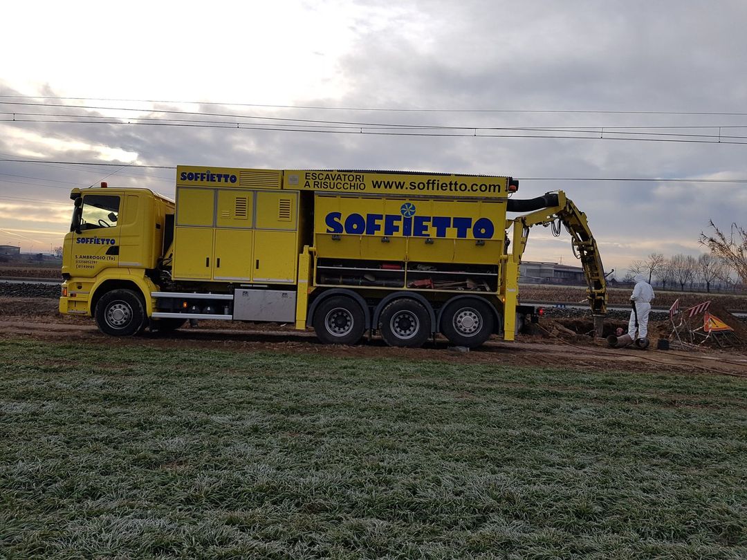 Un camion escavatore a risucchio giallo 