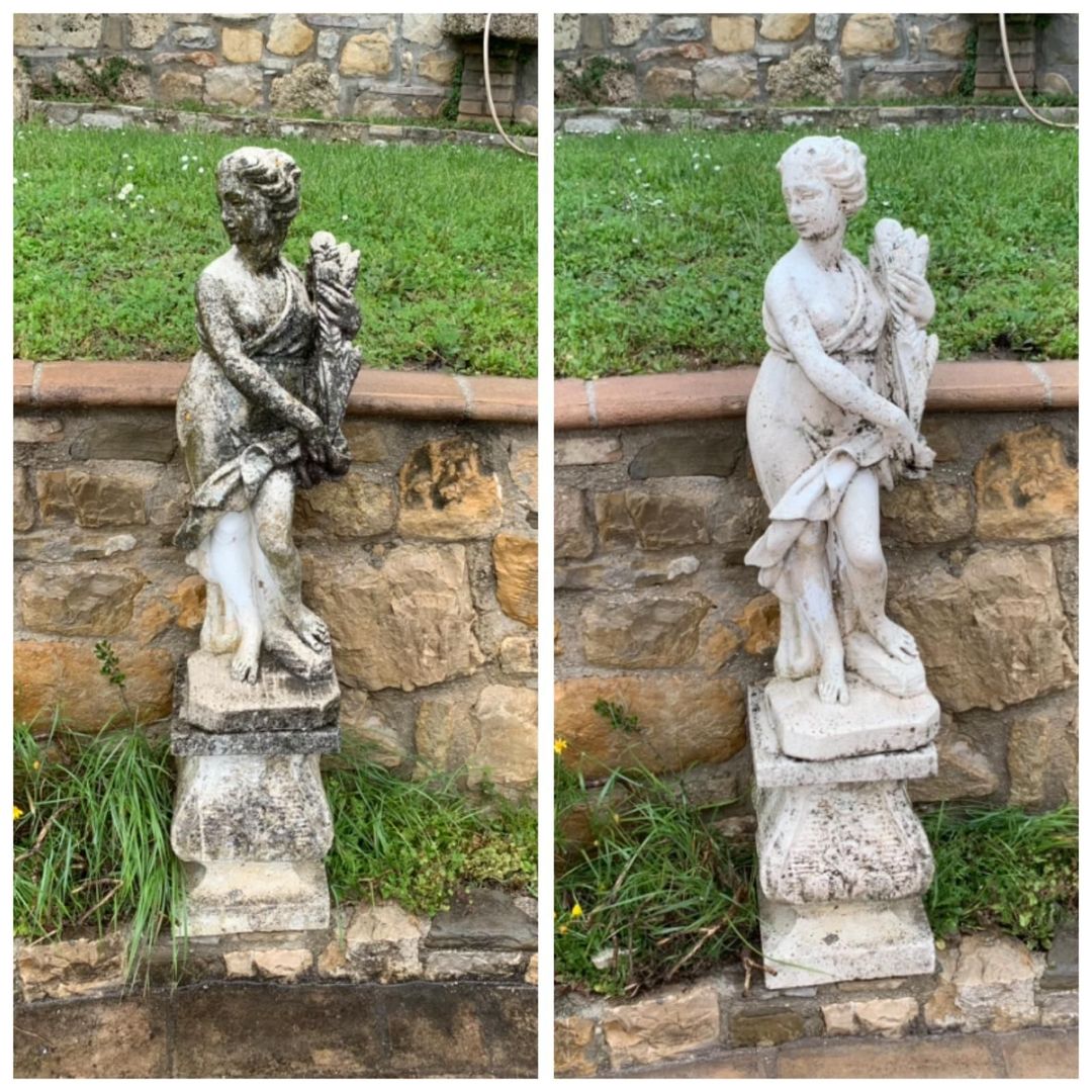 Immagine prima e dopo di una statua da giardino in pietra, ripulita da incrostazioni scure, appoggiata a un muro di pietra.