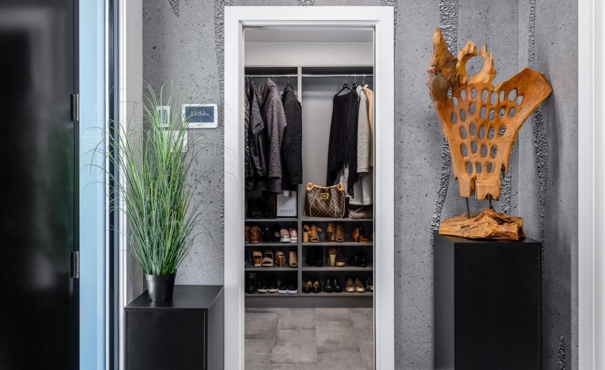 Un dressing avec un grand miroir et une statue au mur.