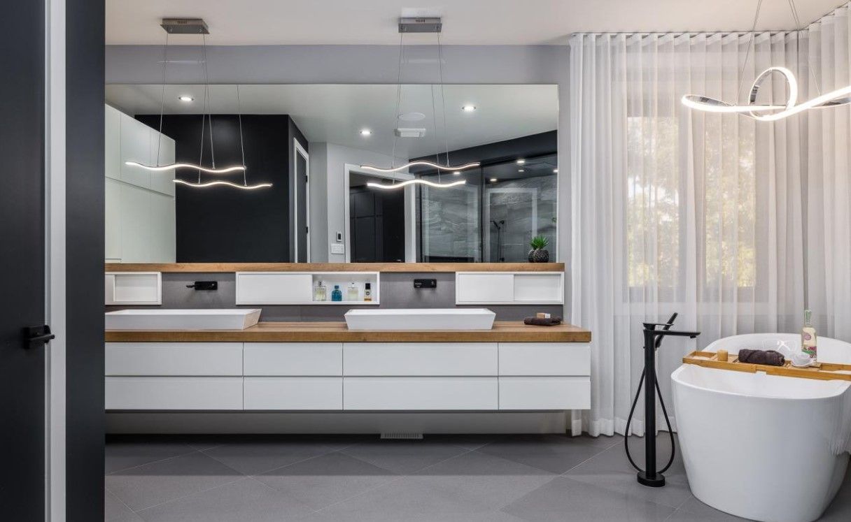 Une salle de bain avec deux lavabos et une baignoire.