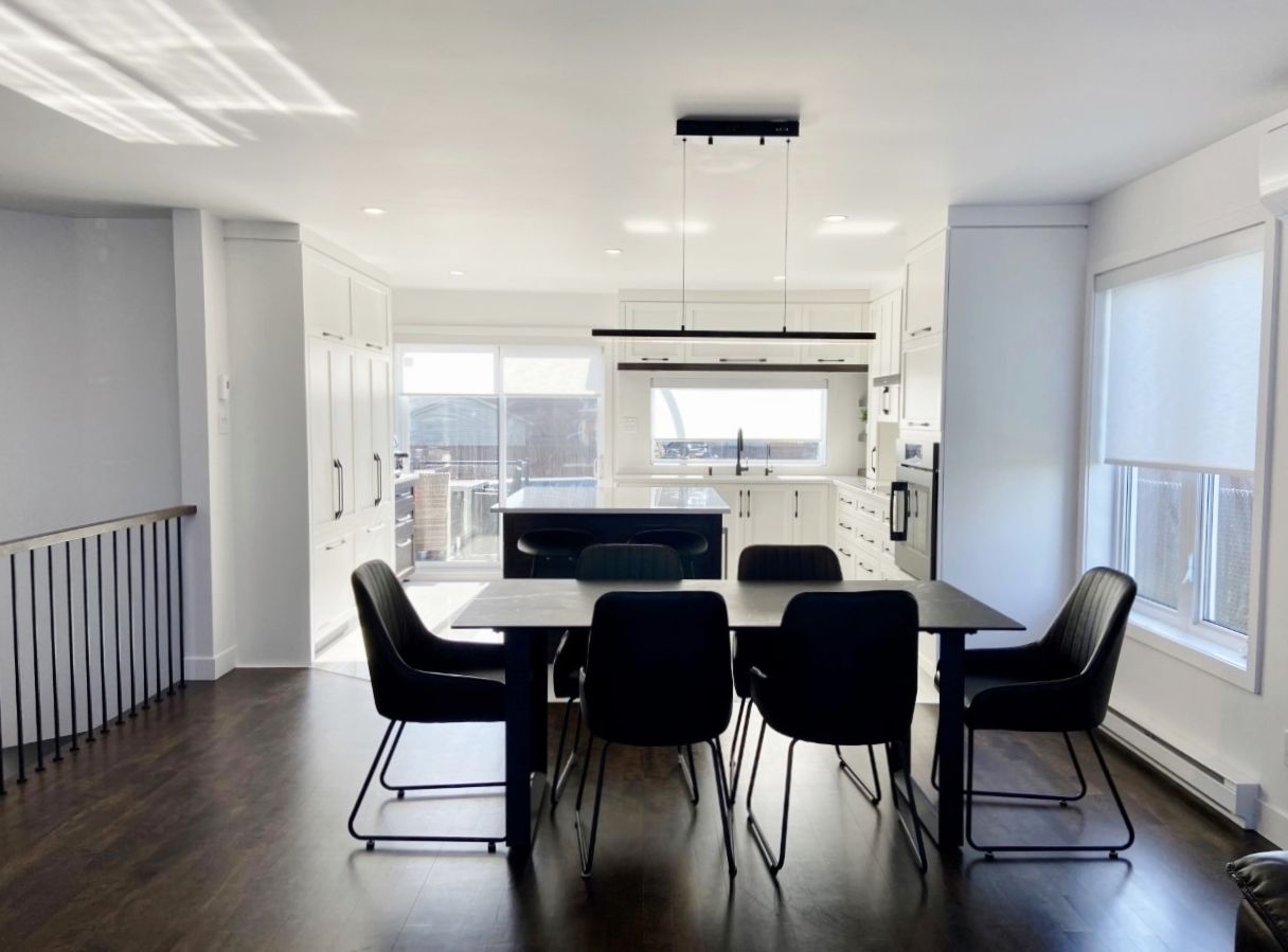 Une salle à manger avec une table et des chaises