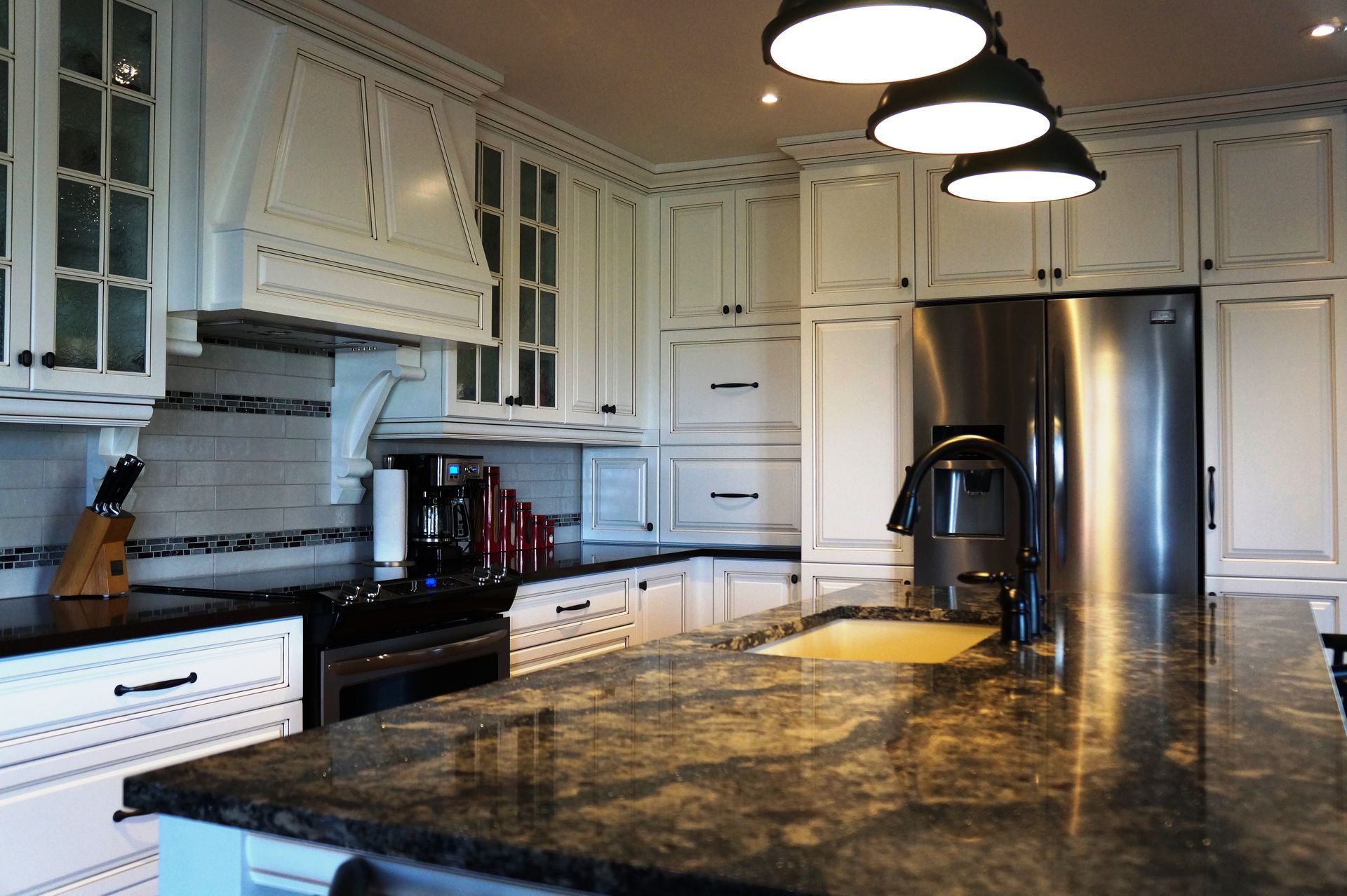 Une cuisine avec des appareils en acier inoxydable et des comptoirs en granit