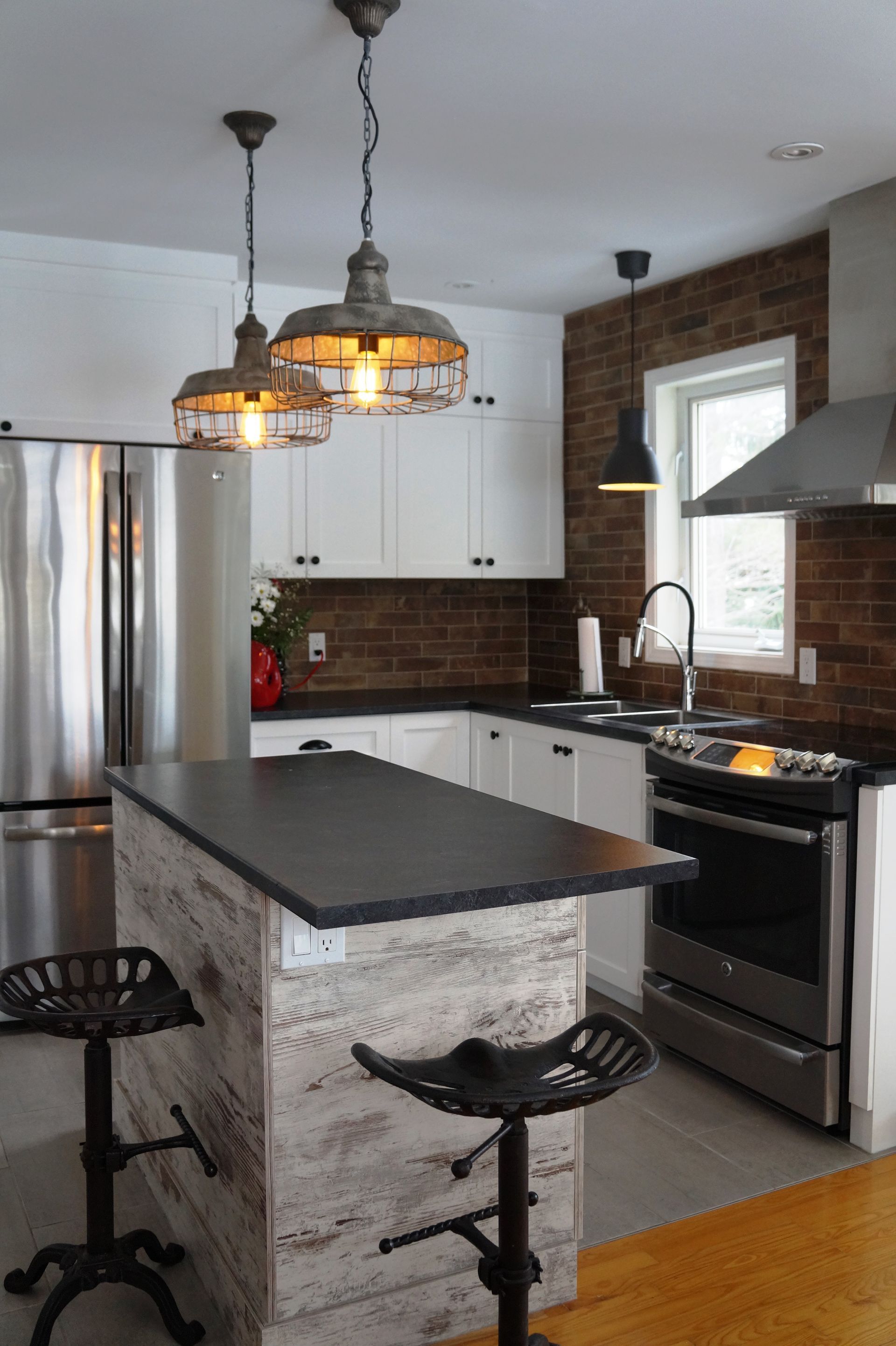 Une cuisine avec un grand îlot et des tabourets