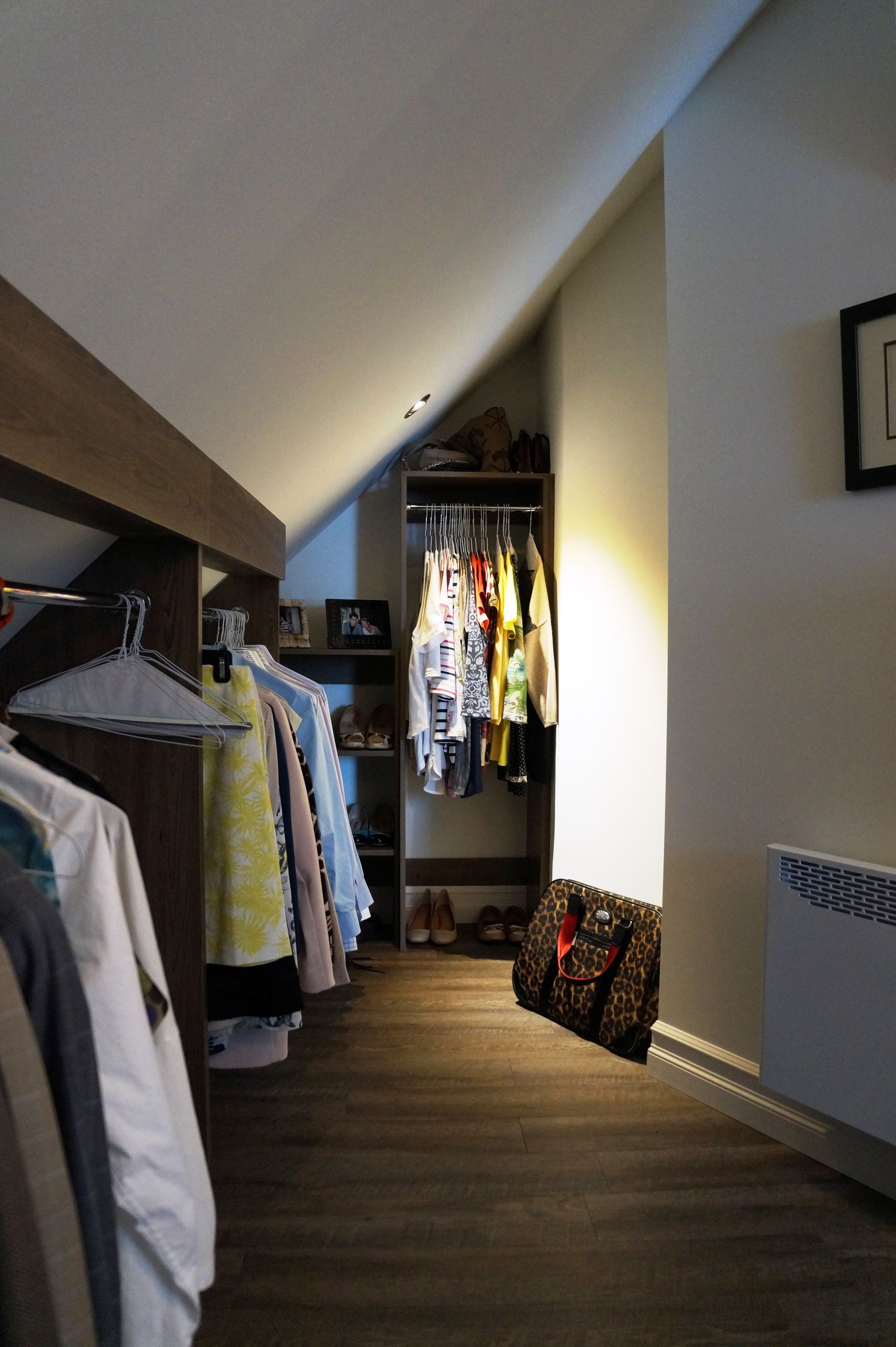 Un dressing rempli de vêtements et de chaussures