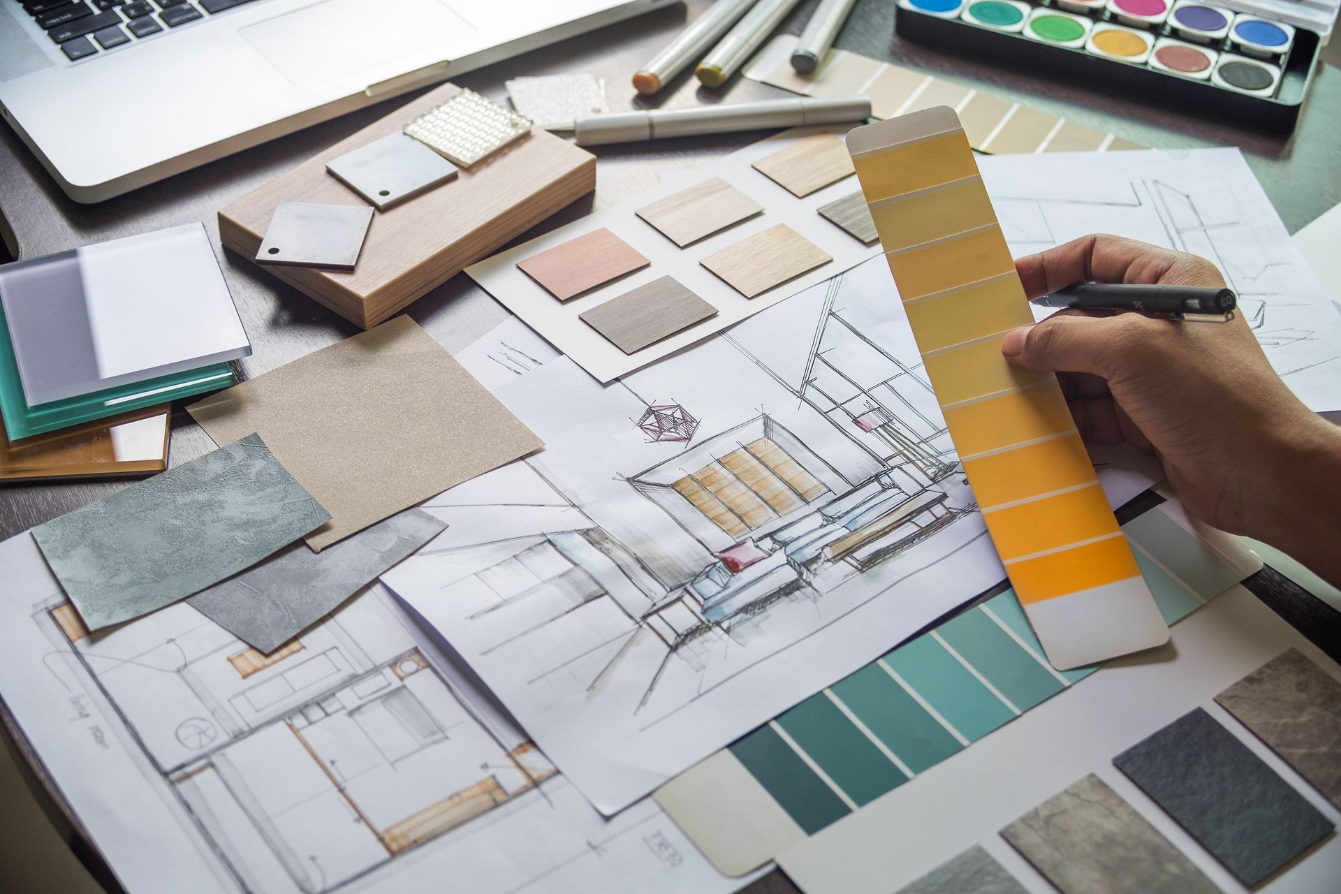 Une personne travaille sur le dessin d'une maison.