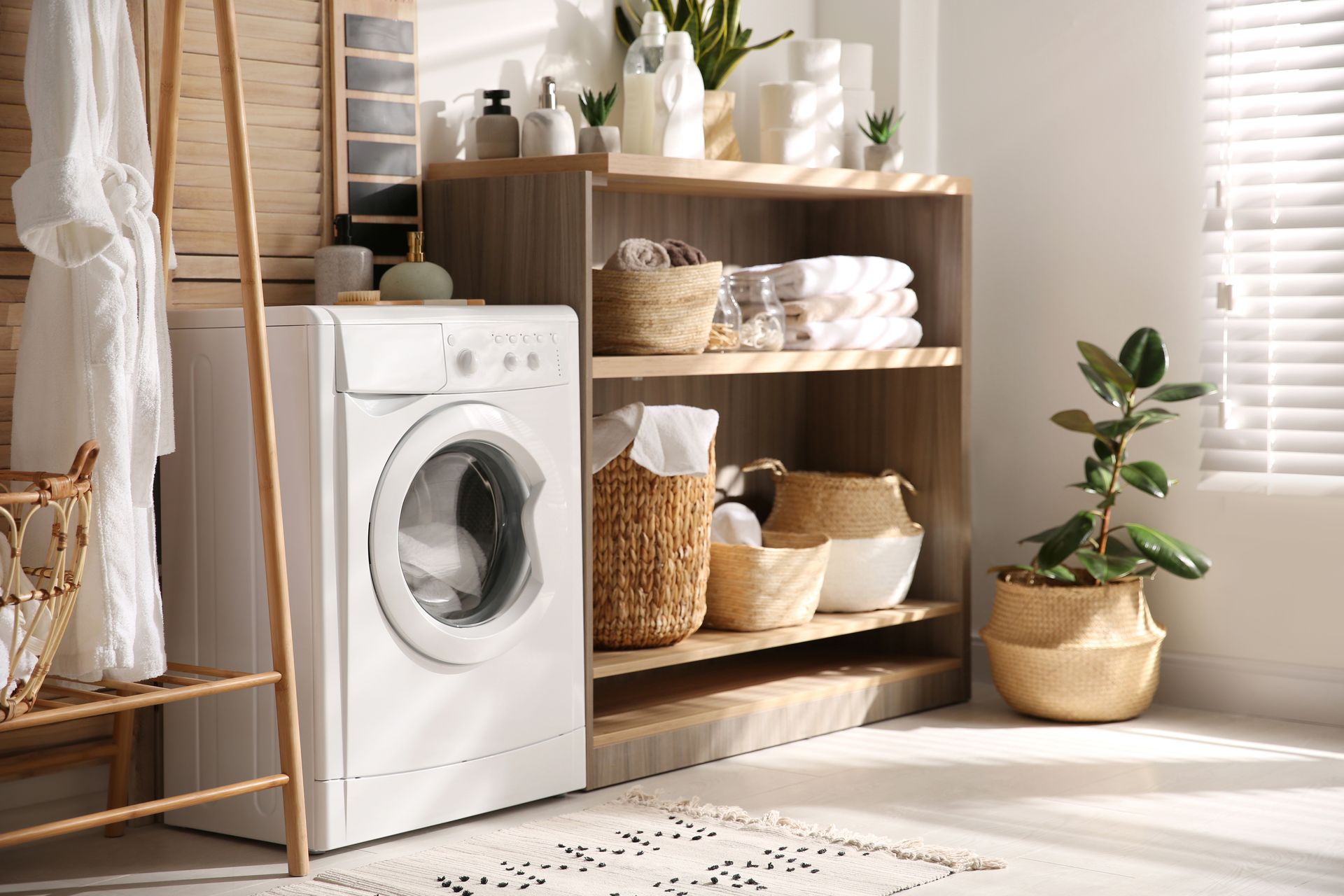Une machine à laver et un sèche-linge se trouvent dans une buanderie.