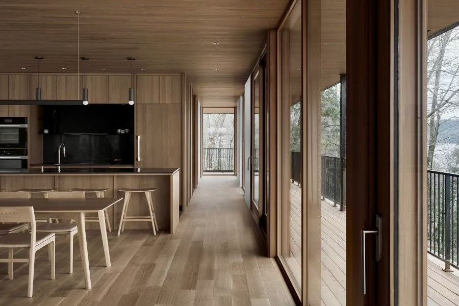 Une cuisine et une salle à manger dans une maison avec beaucoup de fenêtres.
