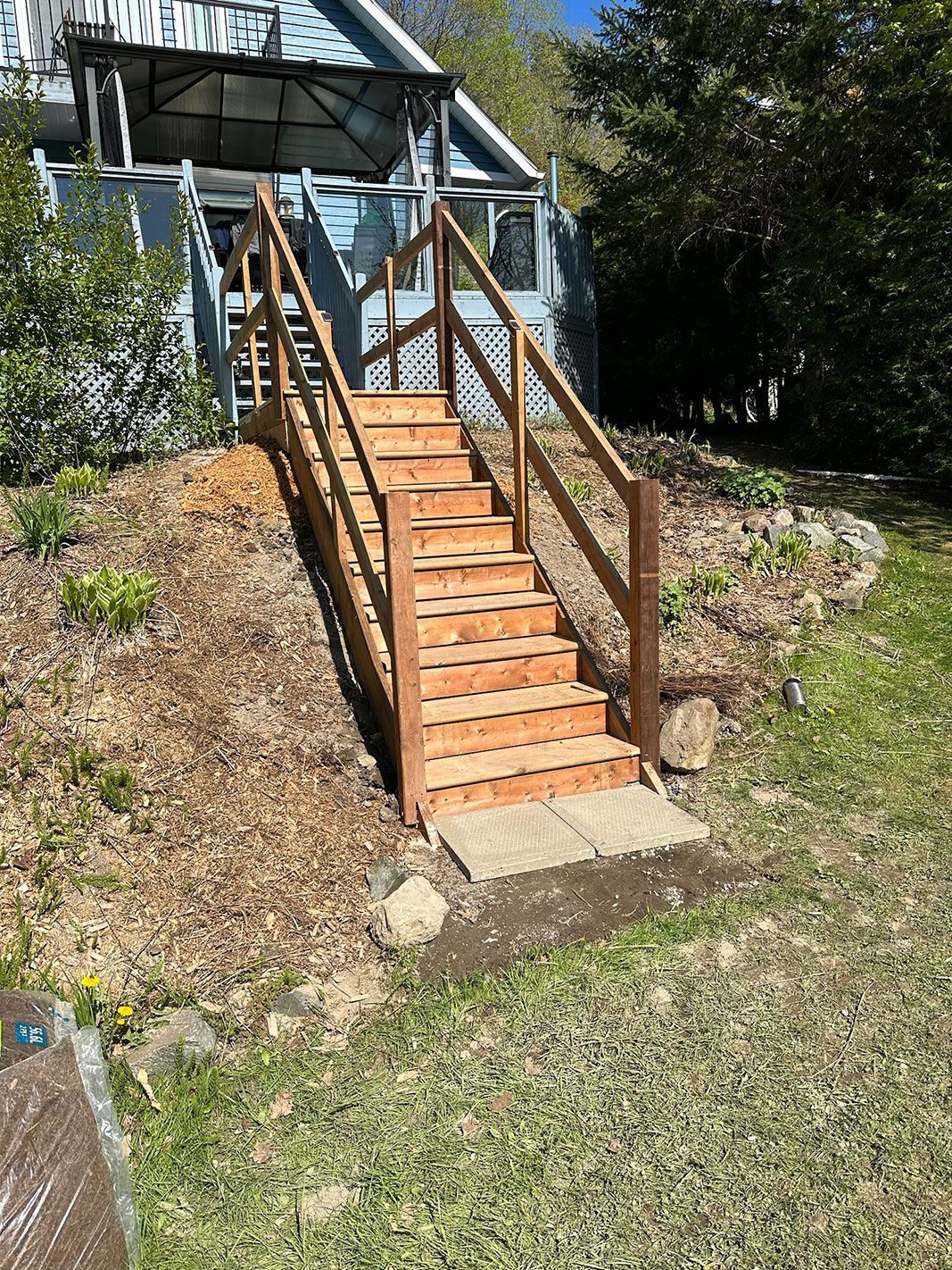 Un escalier en bois menant à une maison.