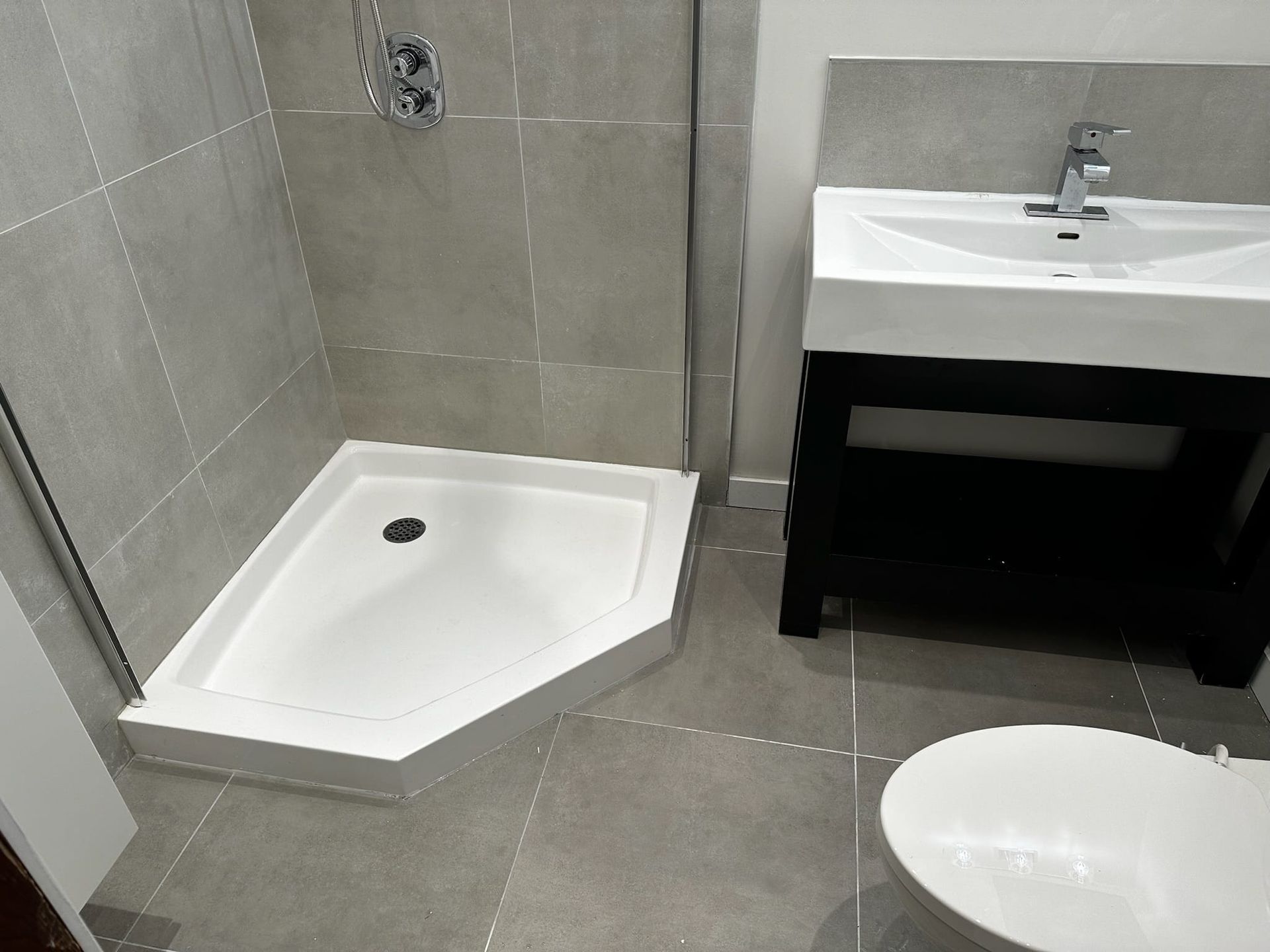 Une salle de bain avec un WC un lavabo et une douche