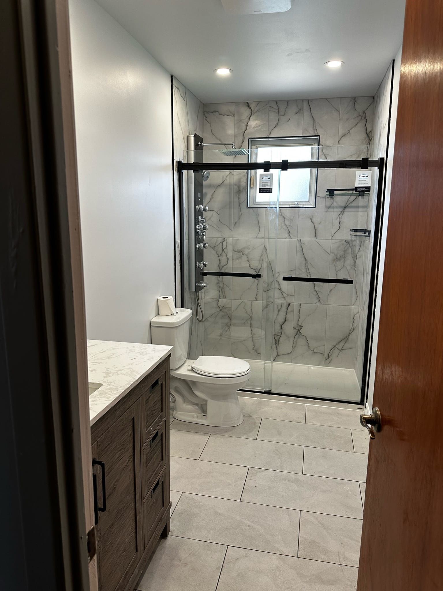 Une salle de bain avec WC, lavabo et douche.