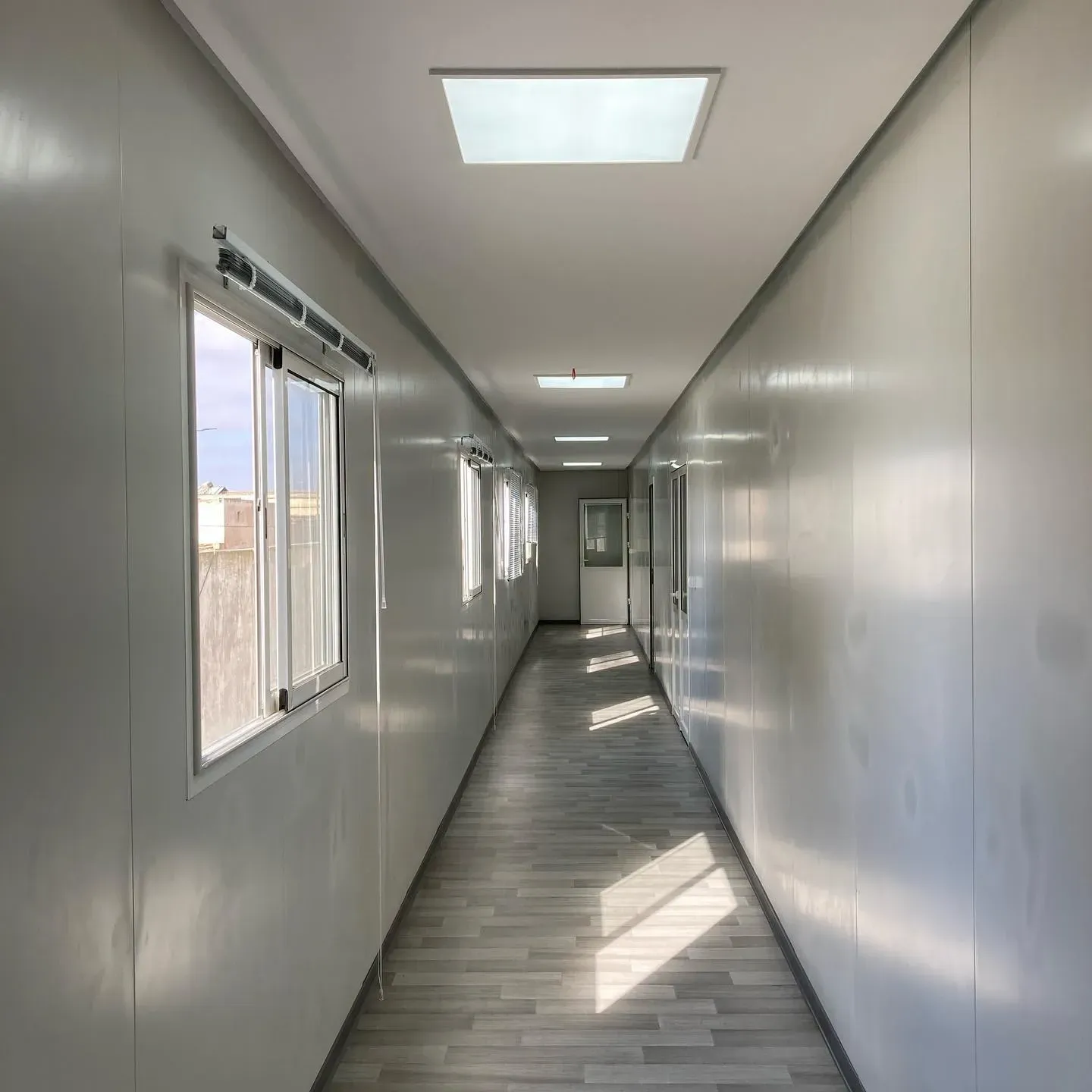 Couloir d'un bungalow de chantier