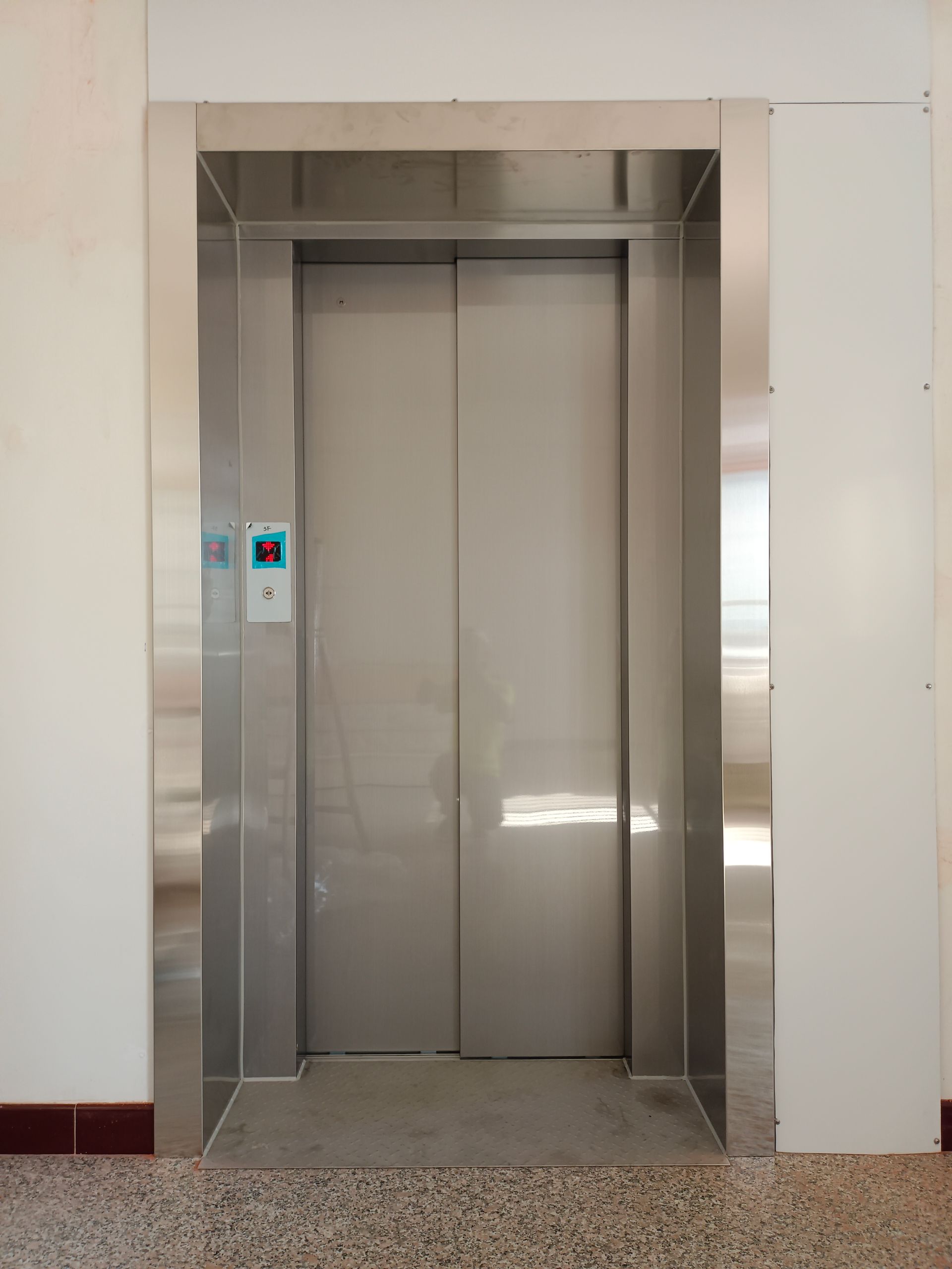 安定仁佛宮電梯門框縫補