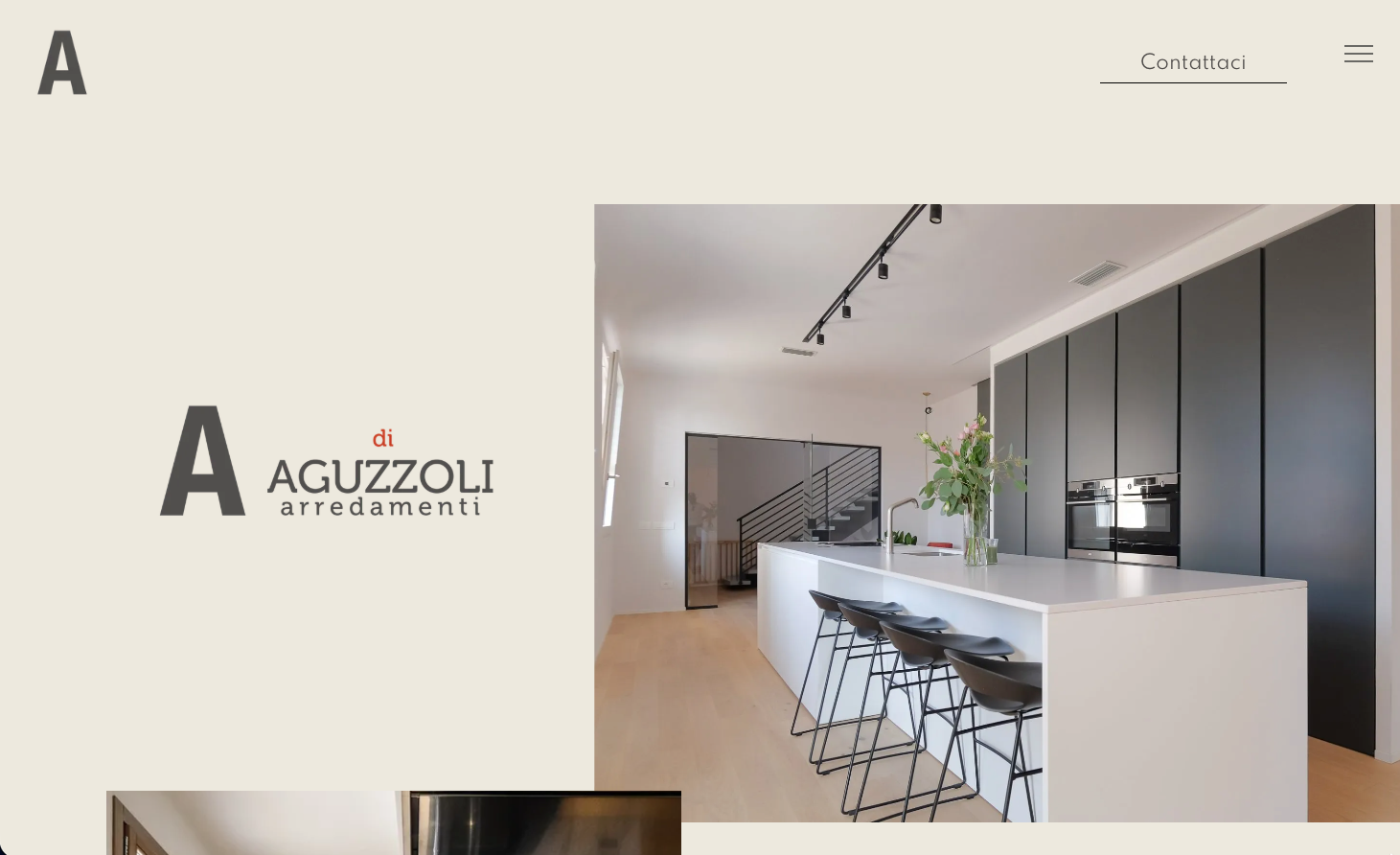 Cucina moderna con isola bianca, mobili neri e sgabelli da bar.