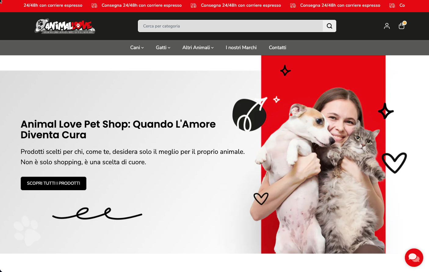 Homepage di un negozio di articoli per animali. Donna che tiene in braccio un cane e un gatto su sfondo rosso. Logo del negozio in alto.