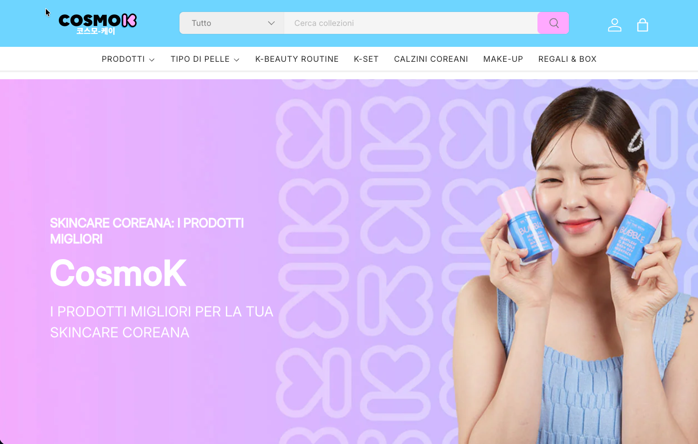 Donna che tiene in mano due prodotti per la cura della pelle, sorridente verso la telecamera. Sito web di CosmoK con testo.