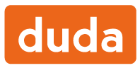 Il logo di duda è arancione e bianco su sfondo bianco.